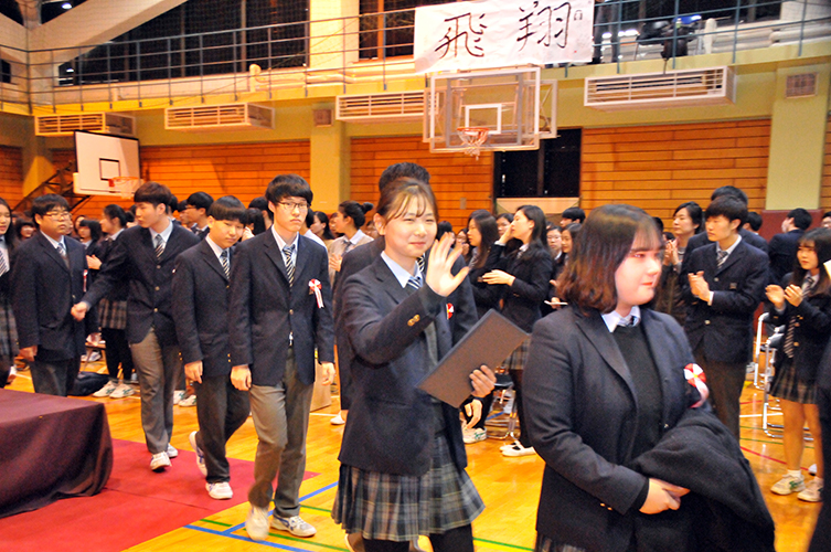 民族学校卒業式